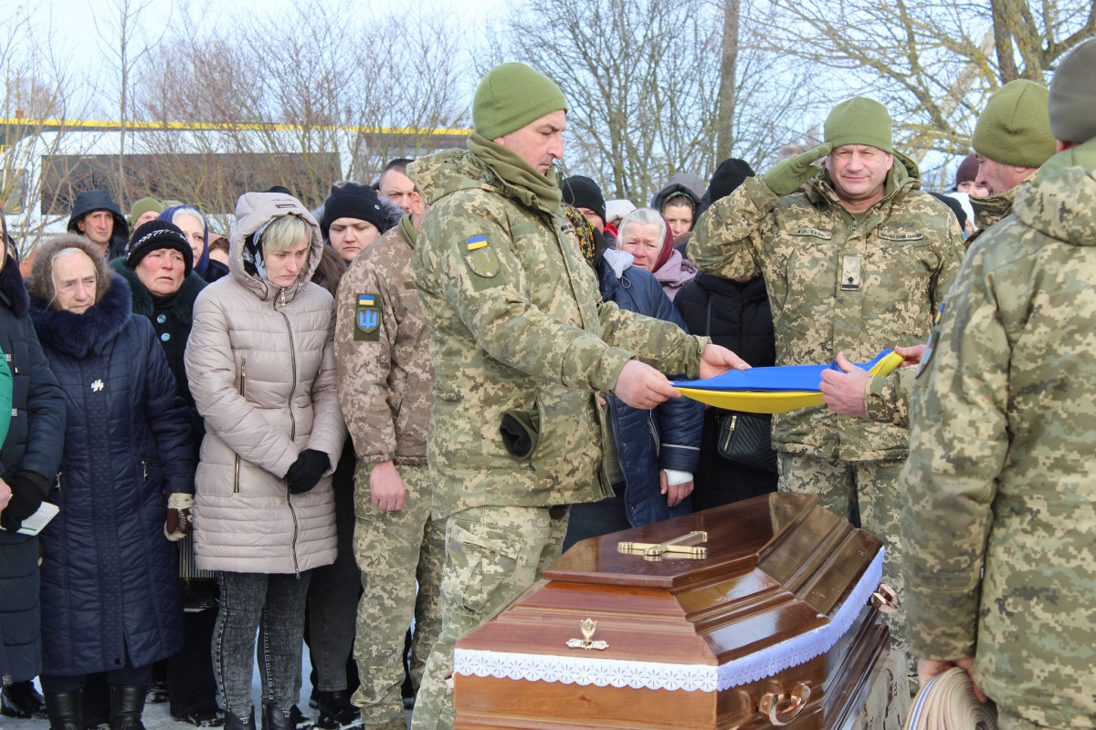 Загинув внаслідок удару ворожого безпілотника: на Волині попрощалися з Героєм Володимиром Лавренюком