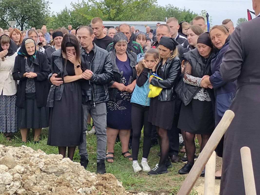Був 3 тижні на передовій: громада на Волині попрощалася із 28 загиблим на війні Героєм-земляком Олександром Дубчуком