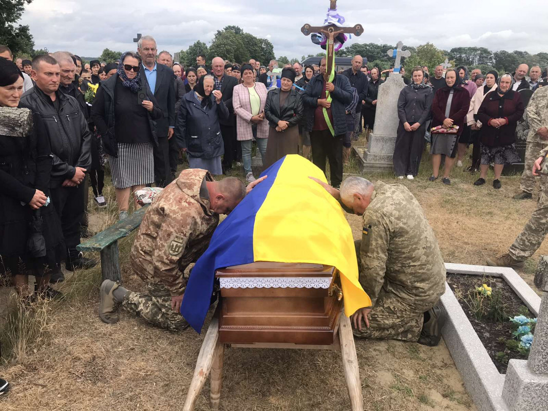 Загинув понад півтора року тому: на Волині в останню путь провели Героя Степана Приймака