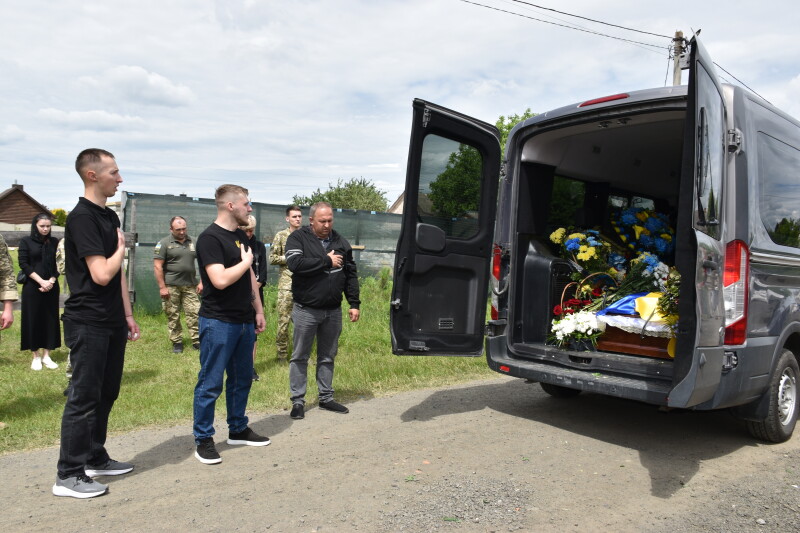 Навіки 42: у Луцькій громаді попрощалися з Героєм Віталієм Півчуком