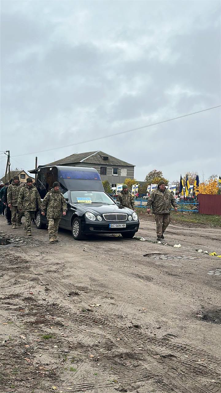 На Волині провели в останню дорогу воїна Романа Лисюка, який помер від важкого поранення