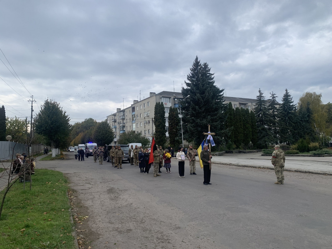 Загинув ще у серпні, а прощалися лише нині: на Волині в останню путь провели Героя Леоніда Бриндзія