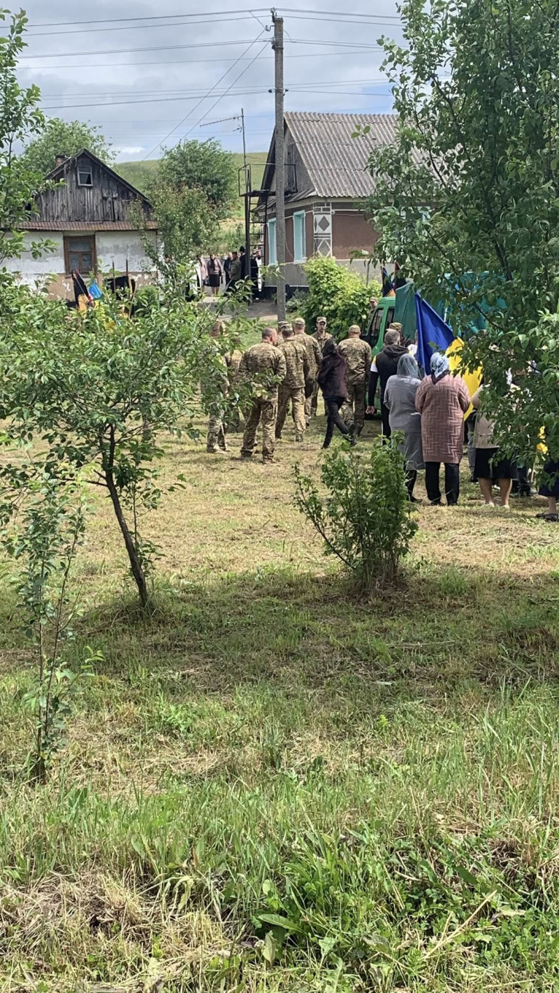 Віддав життя за Україну: на Волині провели в останню дорогу воїна Юрія Ростанюка