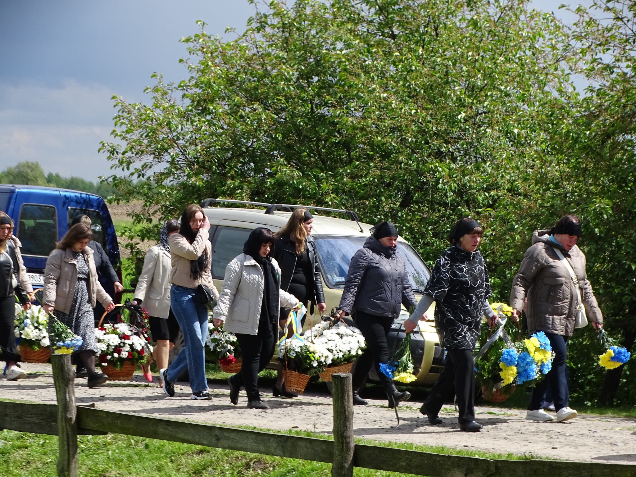 «Вивозив з поля бою поранених, рятував життя, повертав тіла загиблих»: на Волині сотні людей провели в останню дорогу Героя Володимира Кміна