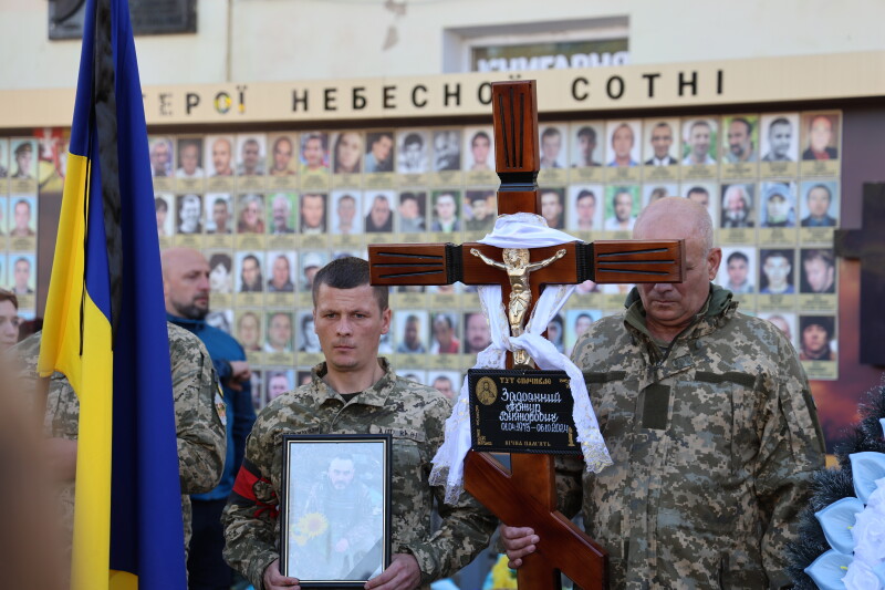 Загинув у бою на Донеччині: у Луцьку в останню дорогу провели Героя Артура Задоянного