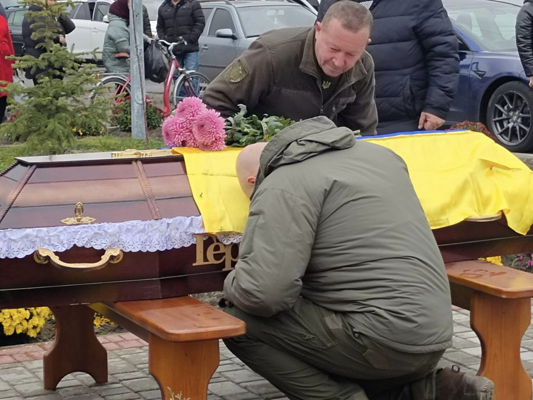 Лише через десять днів побратими змогли забрати його тіло з поля бою: на Волині поховали Героя Михайла Вацика