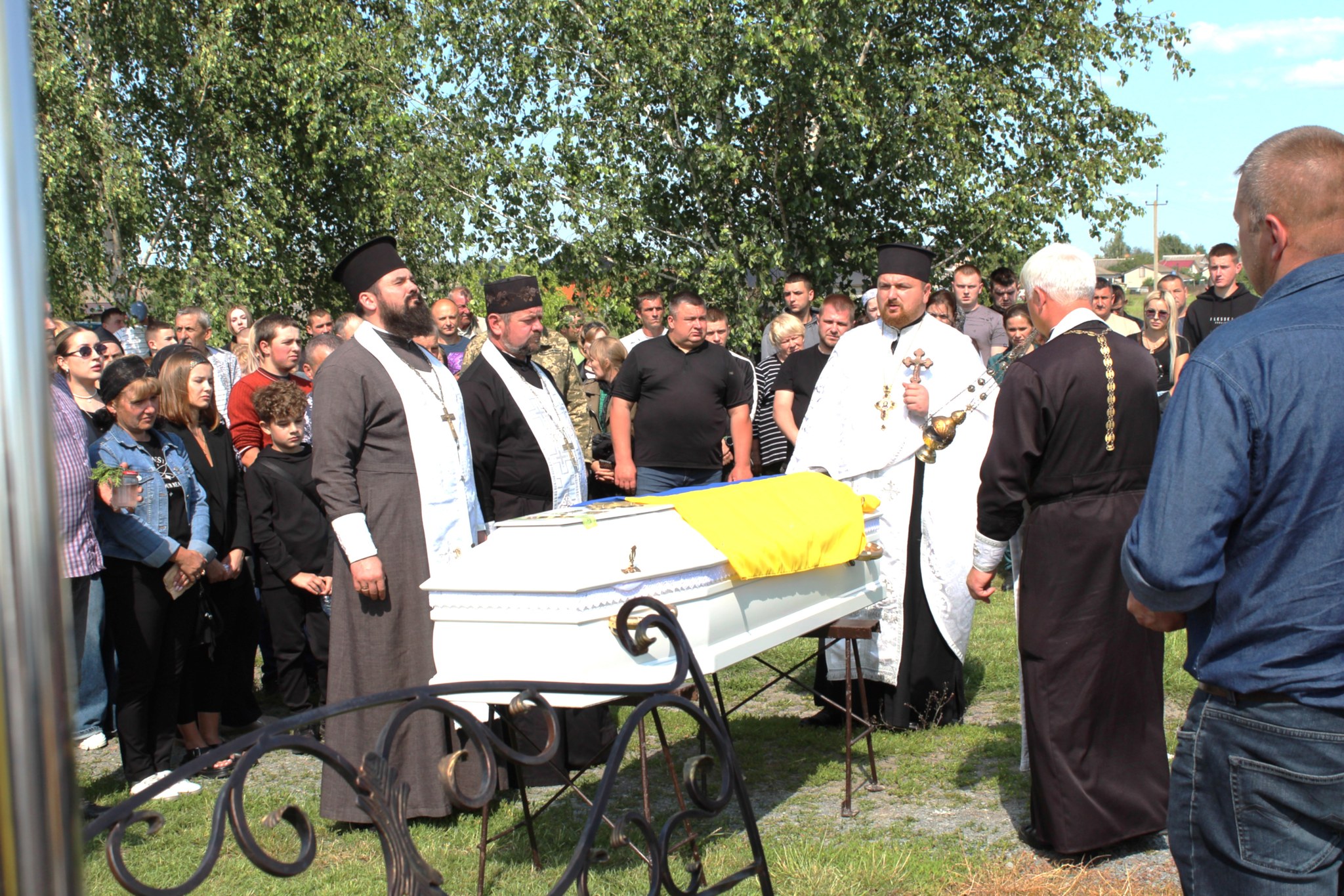 Весільний коровай, тужлива мелодія і море квітів: громада на Волині прощалася з Героєм Романом Карпюком
