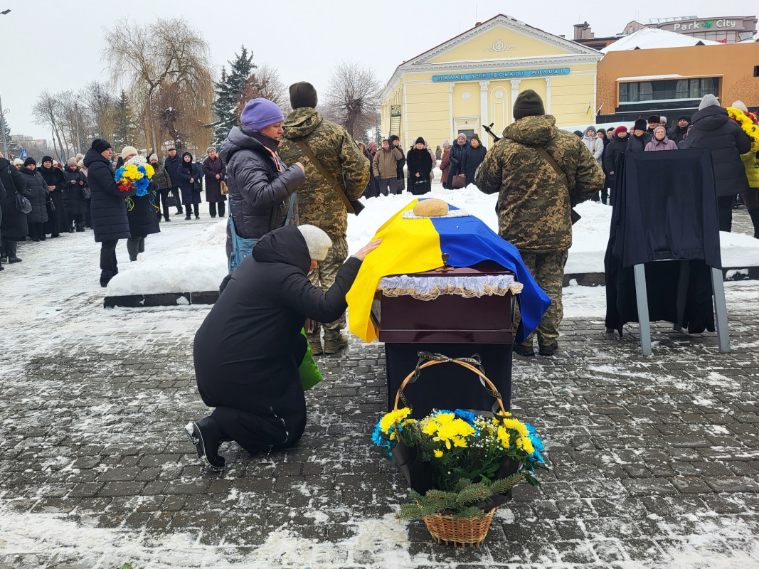 Казав «Воюватиму до Перемоги»: на Волині попрощалися із Героєм Юрієм Мельником, серце якого зупинилося на війні