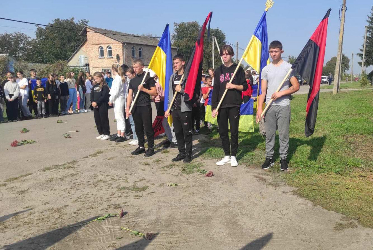 У Луцькому районі всім селищем прощалися із захисником Валентином Ворошилом