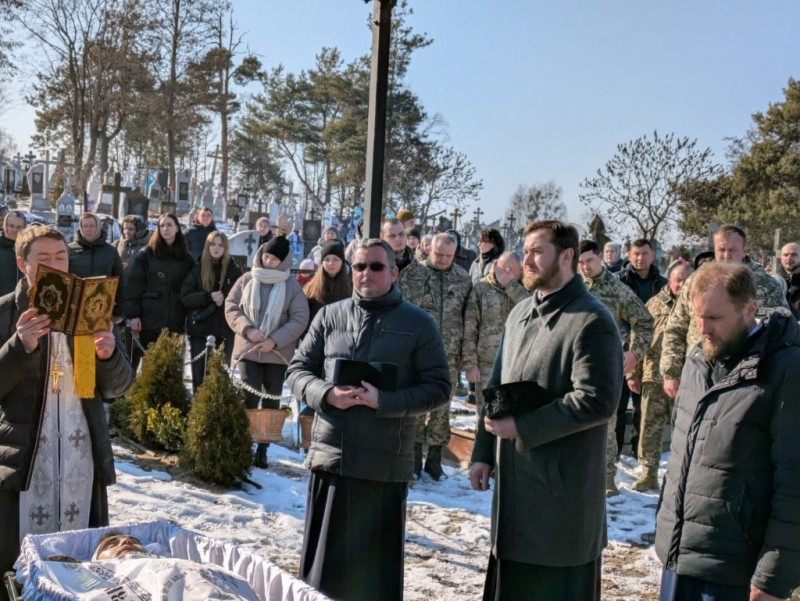 Зі сльозами на очах молилися за спокій його душі: на Волині в останню дорогу провели Героя Андрія Пронцевича