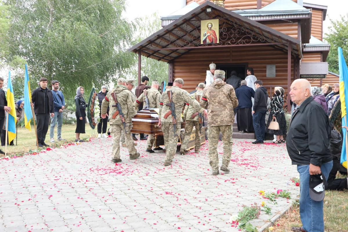 На колінах і зі сльозами: поблизу Луцька в останню путь провели 47-річного Героя Івана Мельника