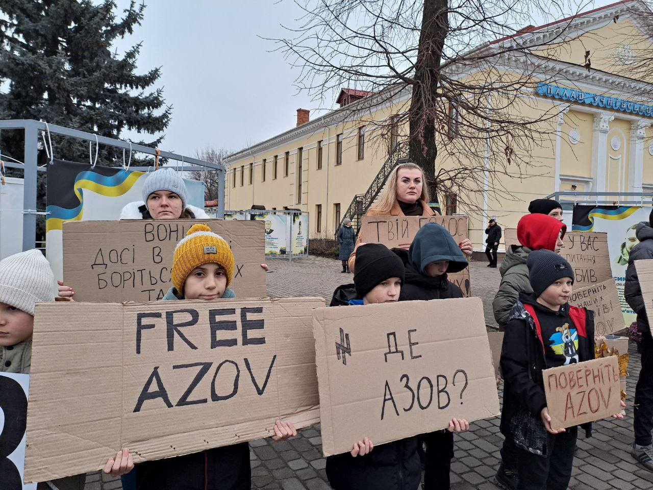 «Не мовчи! Полон вбиває»: на Волині пройшла акція підтримки полонених бійців полку «Азов»