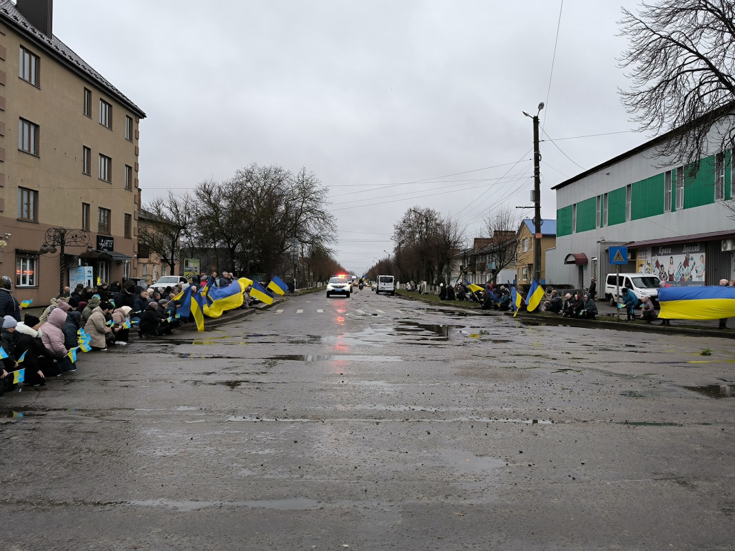 «Плакало навіть небо»: на рідну Волинь назавжди повернувся Герой Василь Солодуха