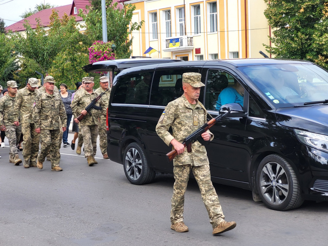 Понад рік вважався зниклим безвісти: на Волині провели в останню дорогу Героя Василя Тарасюка