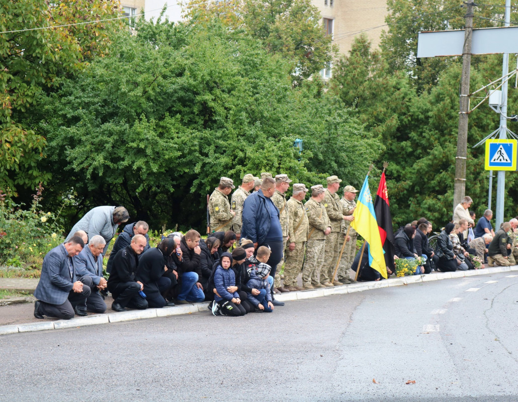 Двійко дітей залишилися без батька: на Волині попрощалися з молодим Героєм Олександром Чируком. Відео