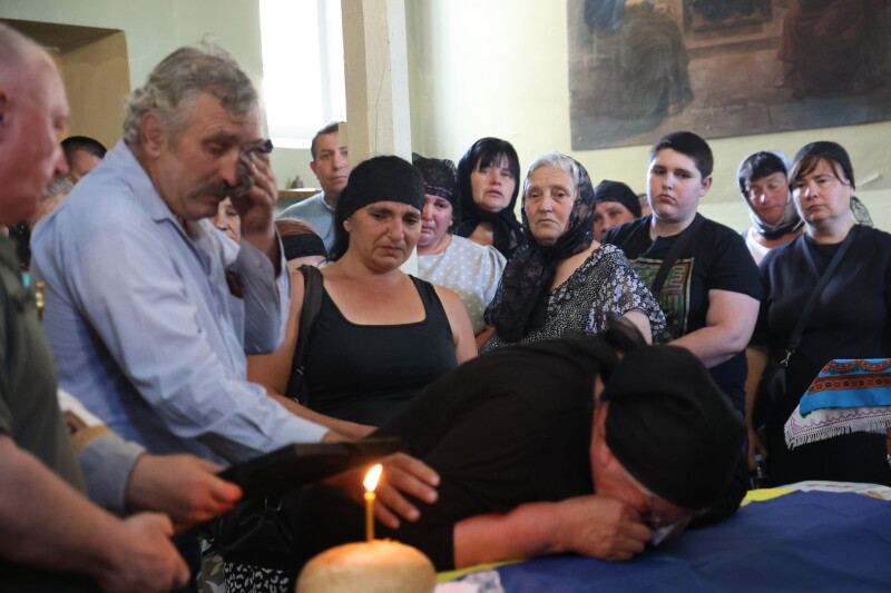 Вважався зниклим безвісти: у Луцькій громаді в останню дорогу провели захисника Юрія Клевця