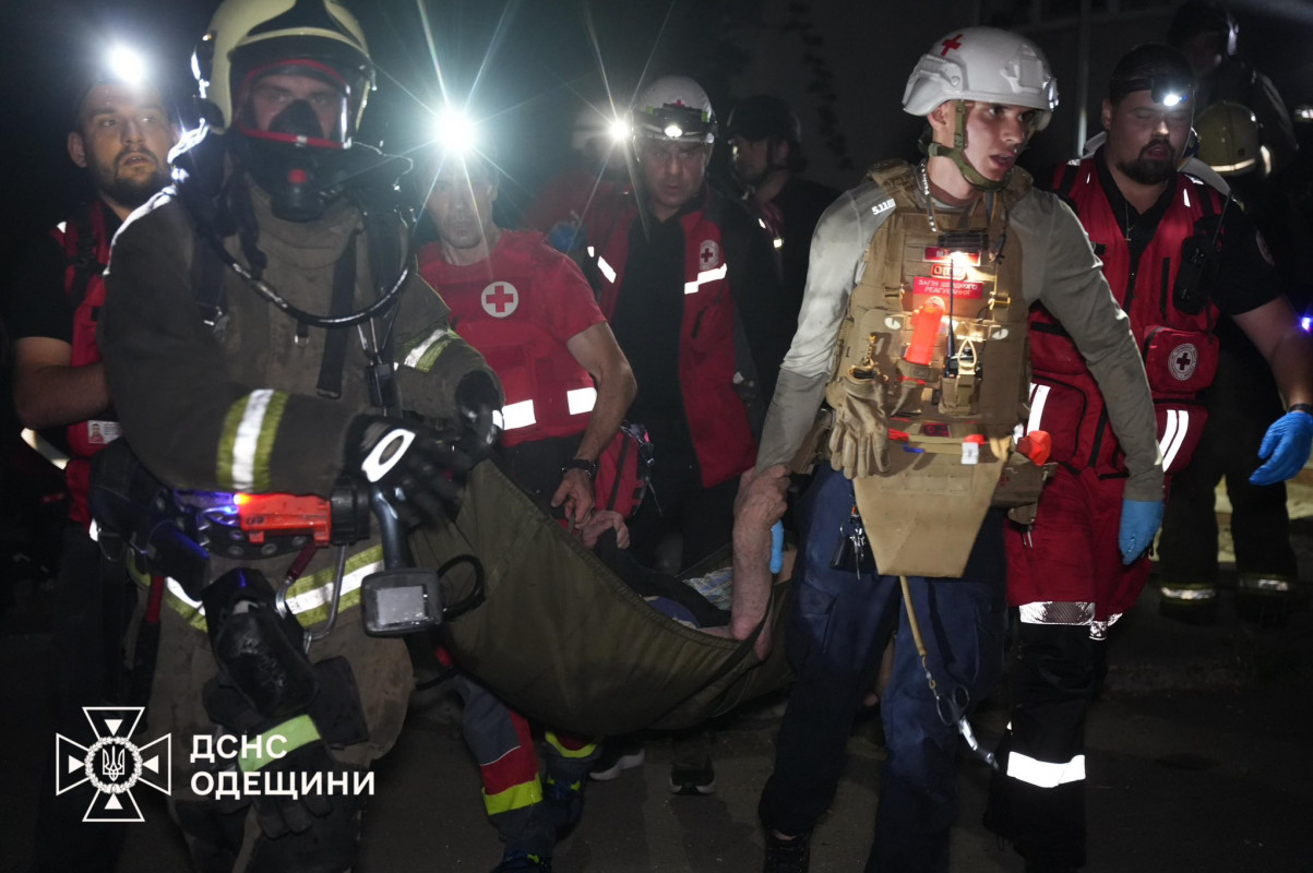 Пекельна ніч в Одесі: ворожі дрони влучили в багатоповерхівку, є постраждалі та загибла
