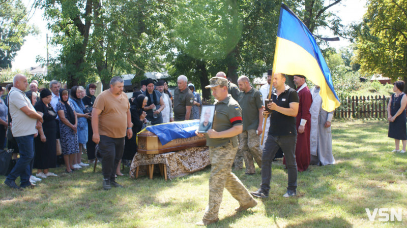 Рідні сподівалися, що в полоні, але дива не сталося: у Рожищі провели в останню путь воїна Миколу Катеринюка