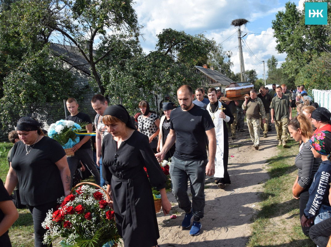 Понад рік вважався безвісти зниклим: на Волині всім селом прощалися з молодим Героєм Василем Канюкою