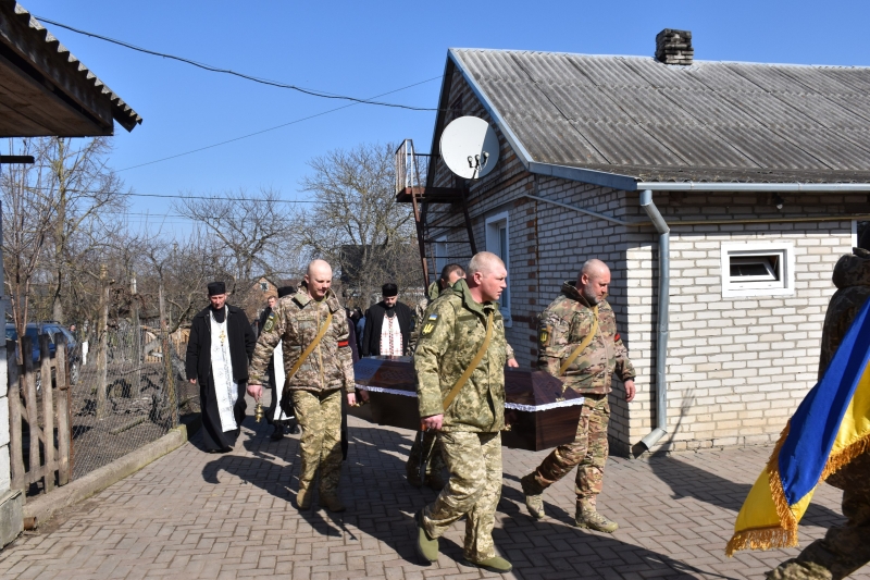 У громаді на Волині сотні людей вийшли провести полеглого Героя Василя Філончука в останню дорогу