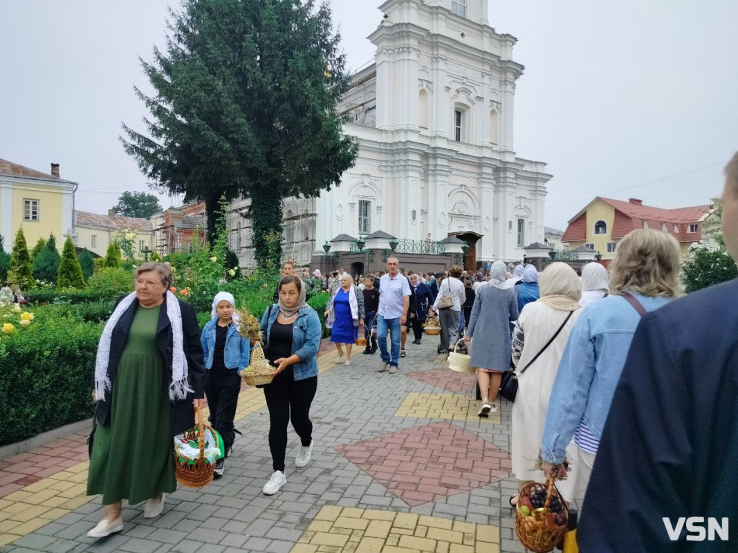 Як у центрі Луцька освячували кошики на Яблучний Спас. ФОТО