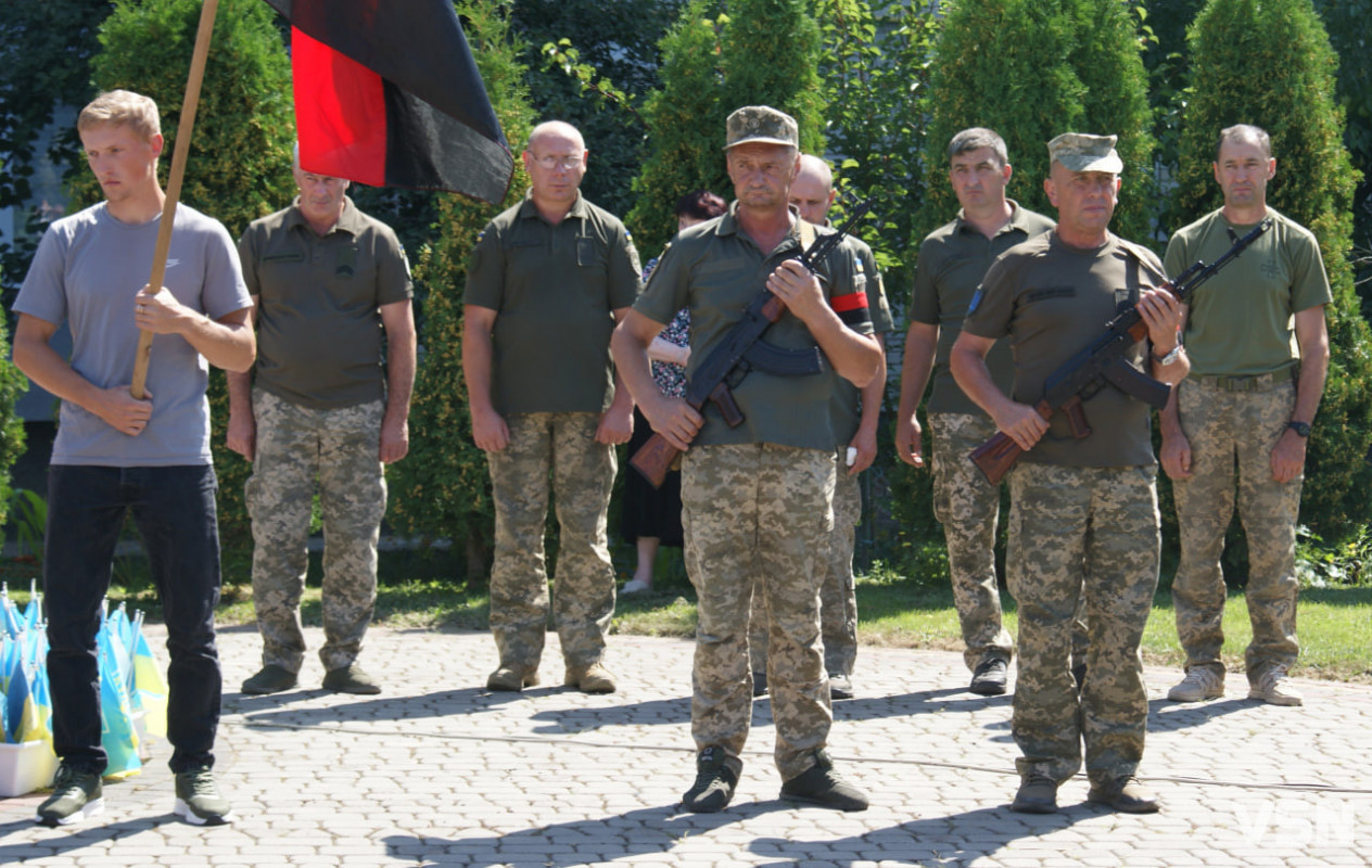 Рідні сподівалися, що в полоні, але дива не сталося: у Рожищі провели в останню путь воїна Миколу Катеринюка
