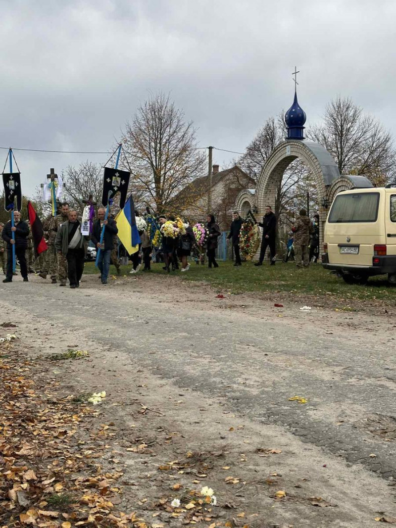 Спільне горе на дві громади: на Волині похоронили 33-річного Героя Володимира Пахольчука