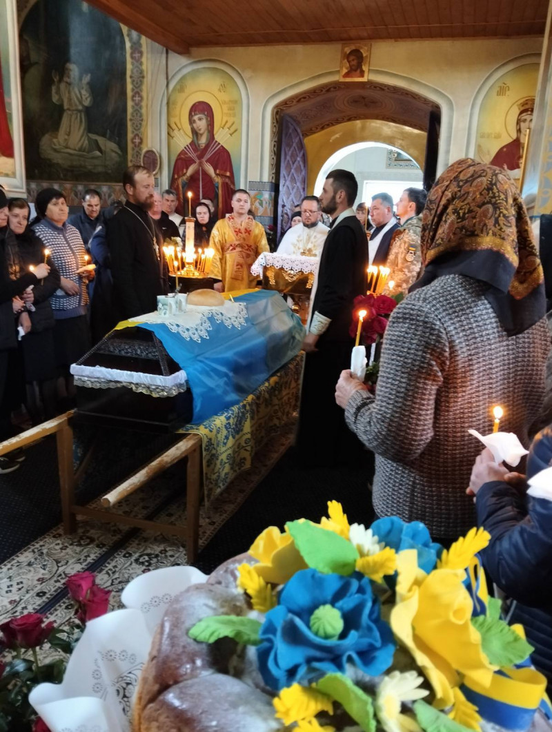 Жорстока війна залишила батьків без сина: у Луцькому районі провели в останню путь 26-річного Героя Романа Климчука