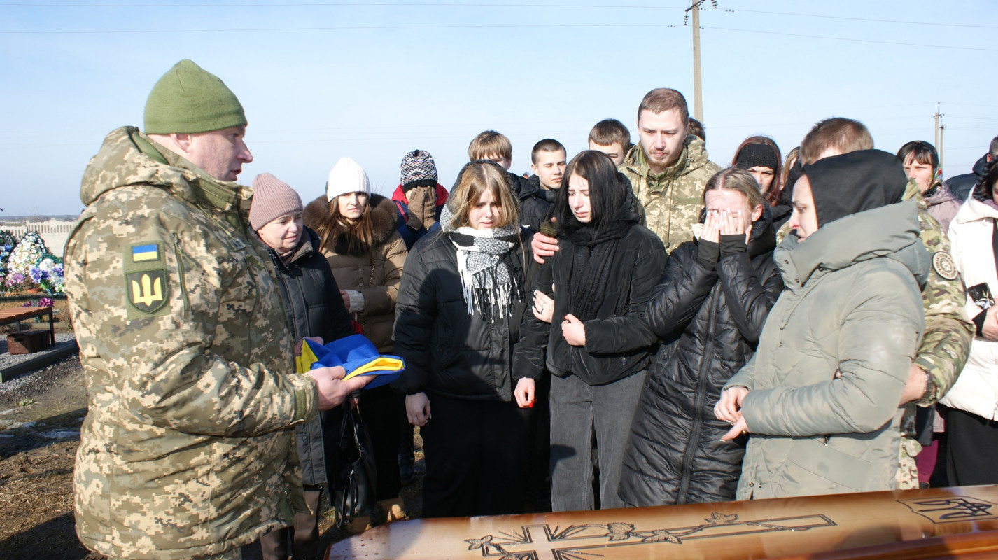 Навколішки і зі сльозами: волиняни попрощалися з Героєм Володимиром Гродським