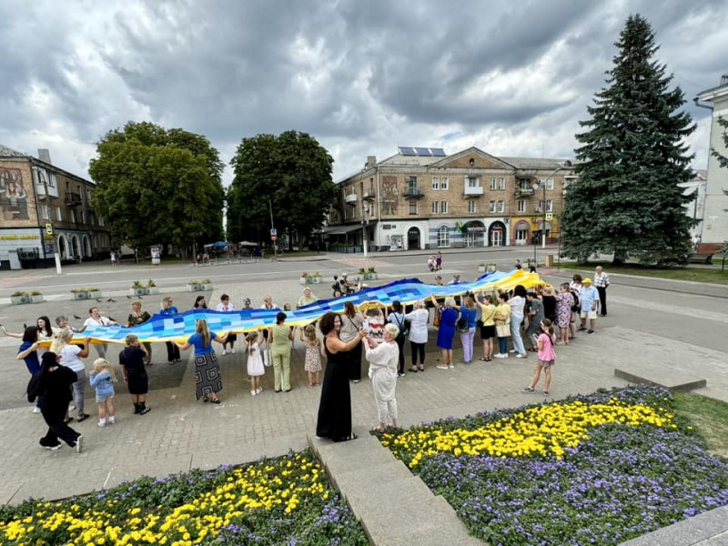 У місті на Волині розгорнули найбільший в'язаний прапор України