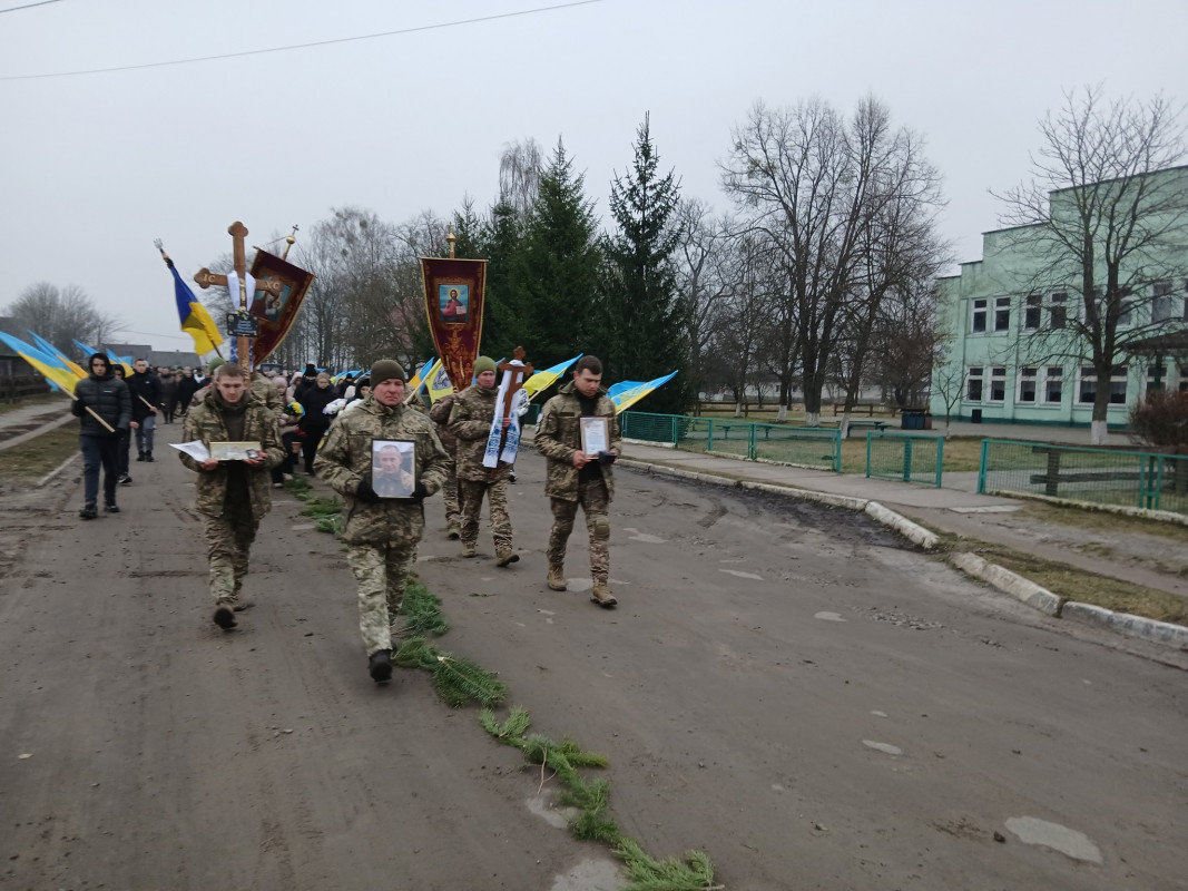Серце завчасно зупинилося: на Волині провели в останню земну дорогу захисника Миколу Синчука