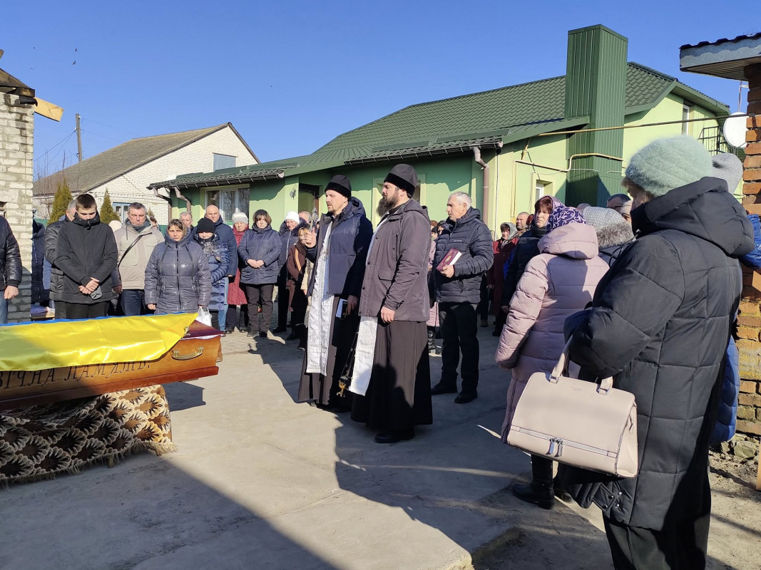 «Любив життя, але клята війна його забрала»: громада на Волині попрощалася з Героєм Аркадієм Луцюком