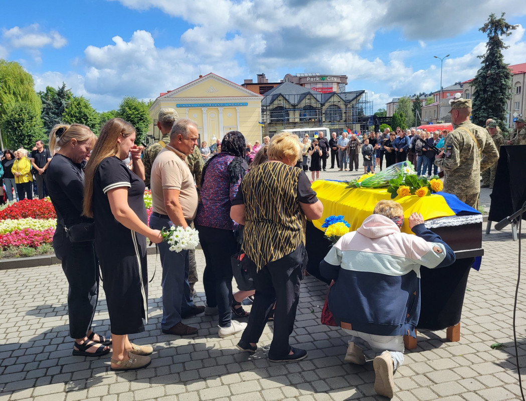 Надію родини змінила страшна звістка: на Волині попрощалися з Героєм Віктором Дорощуком, який довгий час вважався зниклим безвісти