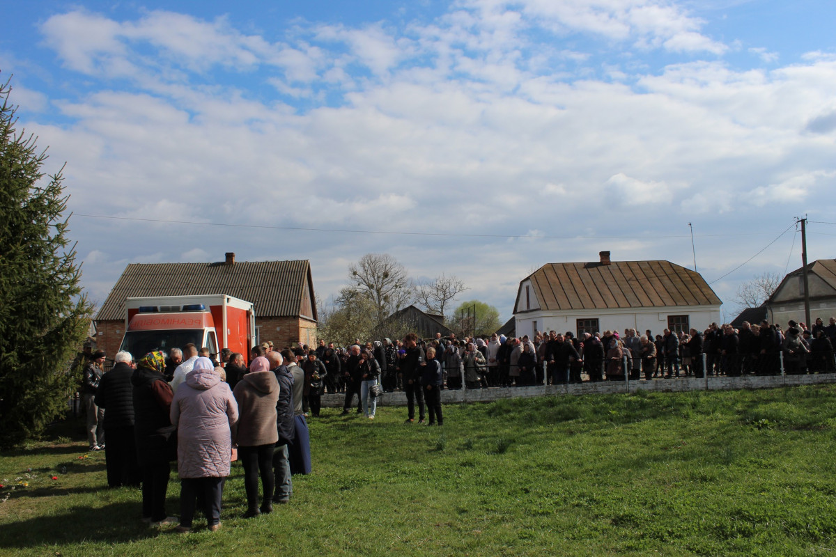 «Тепер тато захищатиме з небес»: волиняни попрощалася з 25-річним Антоном Хвостюком