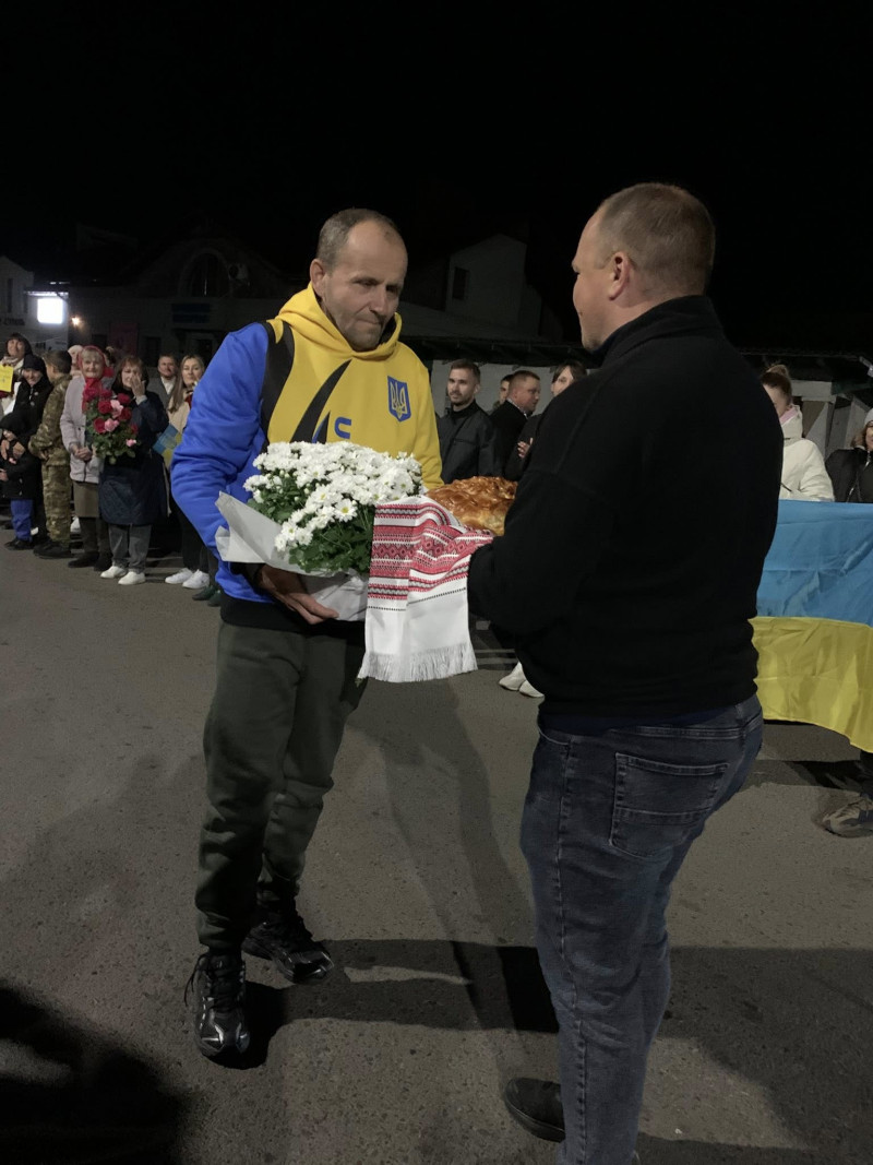 Після довгих місяців полону додому на Волинь повернувся захисник Василь Кулачук
