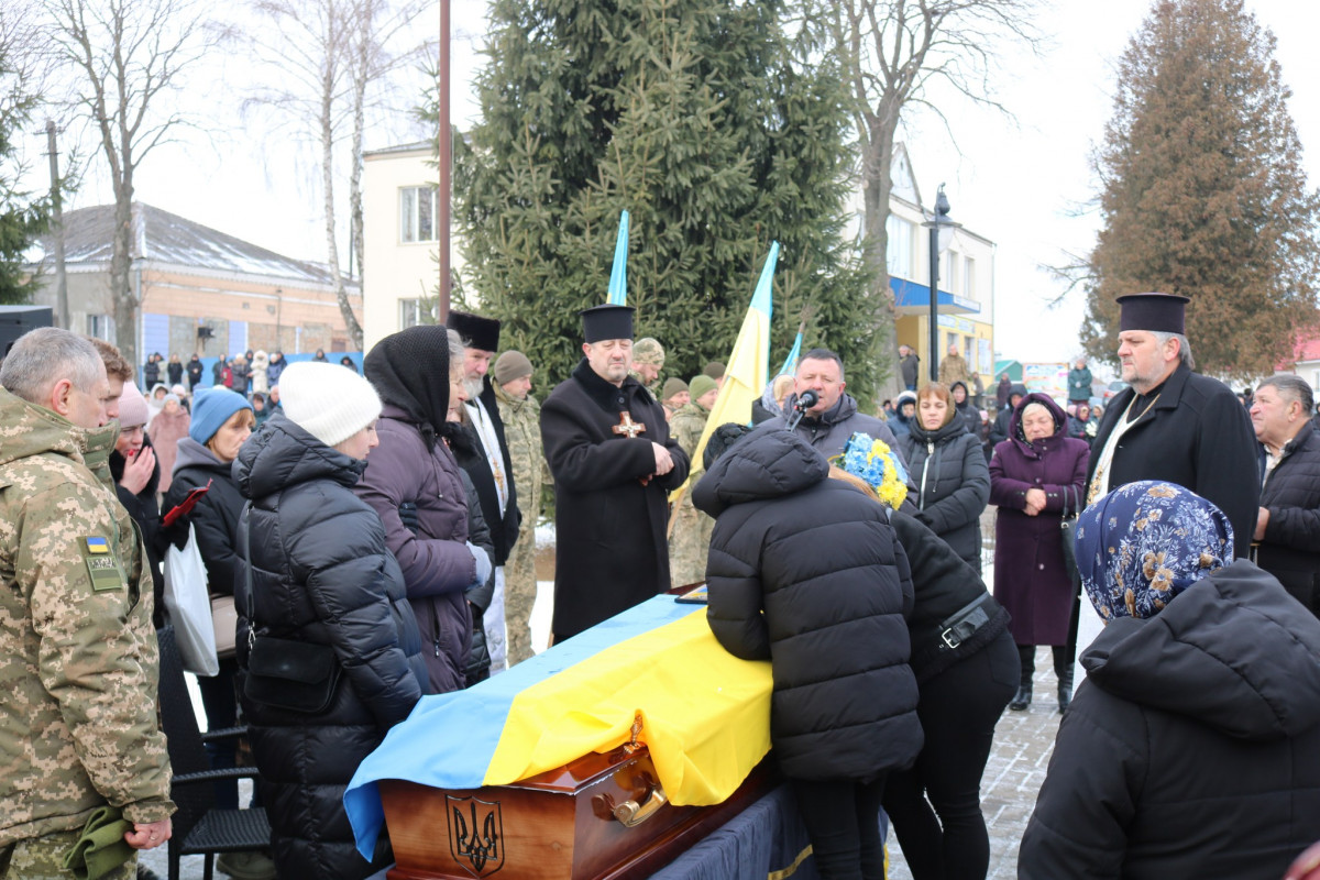 Навіки 48: у Луцькому районі попрощалися зі загиблим на війні Андрієм Головчуном