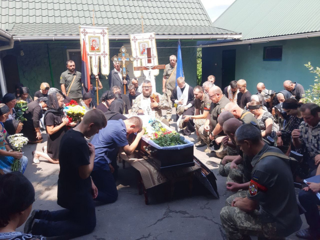 Волиняни на колінах з повним серцем болю попрощалися із загиблим Героєм Володимиром Сидляром