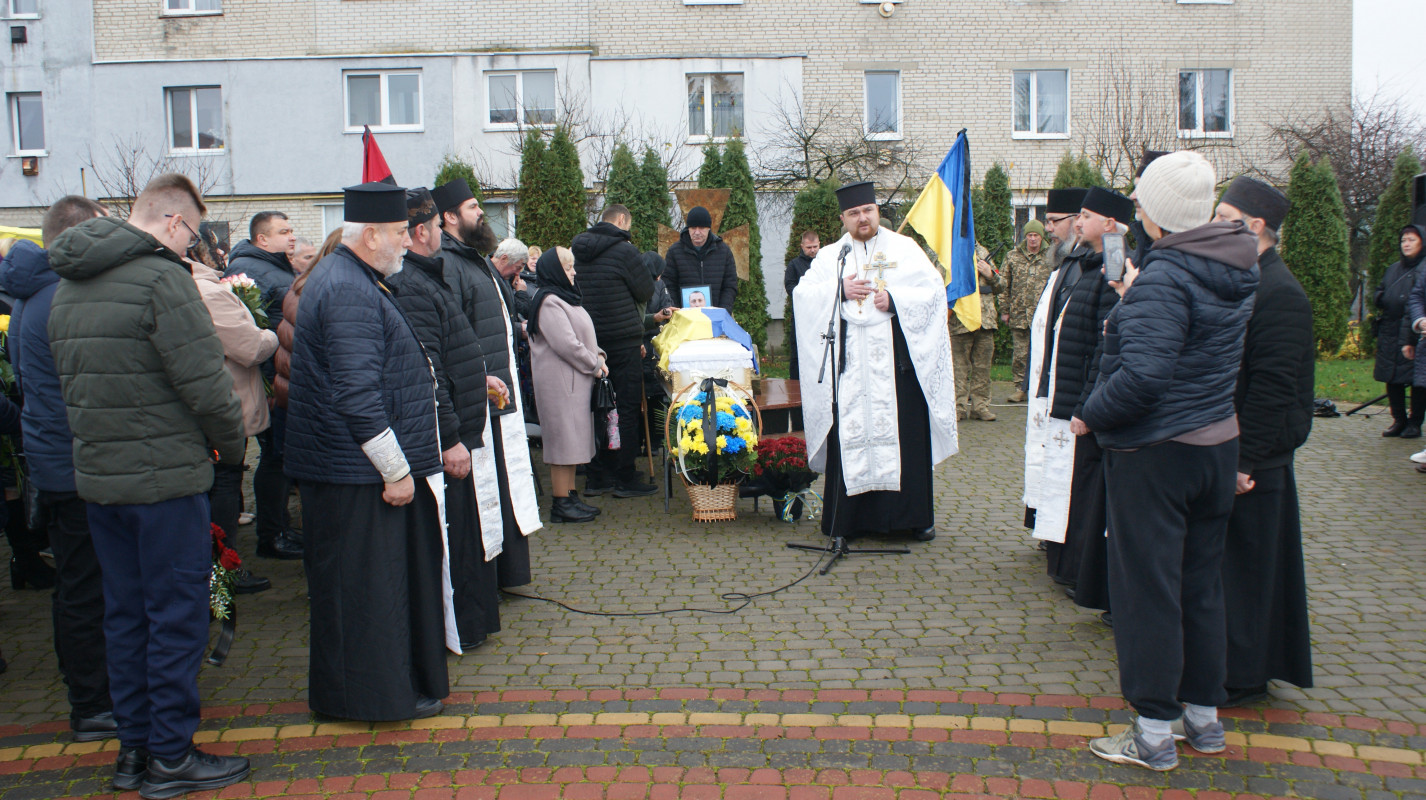 «Встелили всі села квітами, а хлопчика мого немає…»: у громаді на Волині провели в останню дорогу Героя Миколу Загоровця