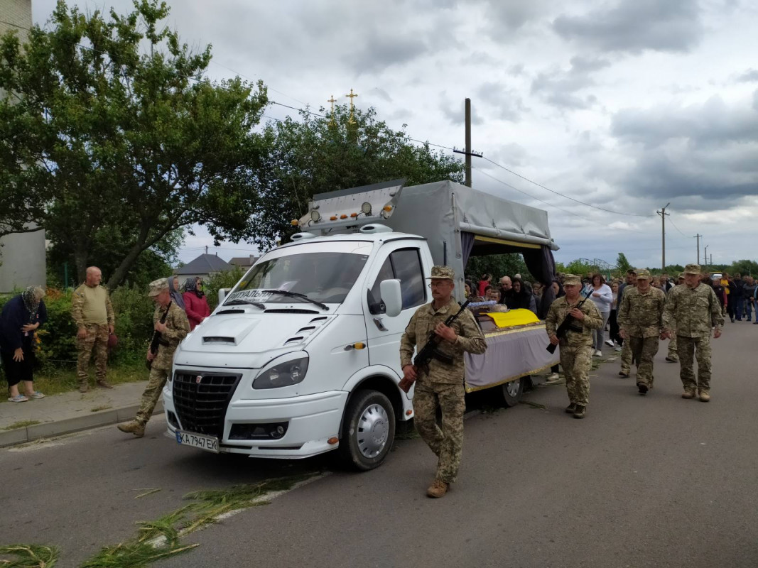 Ворожий дрон обірвав життя Героя: на Волині прощались з полеглим воїном Олегом Беценком