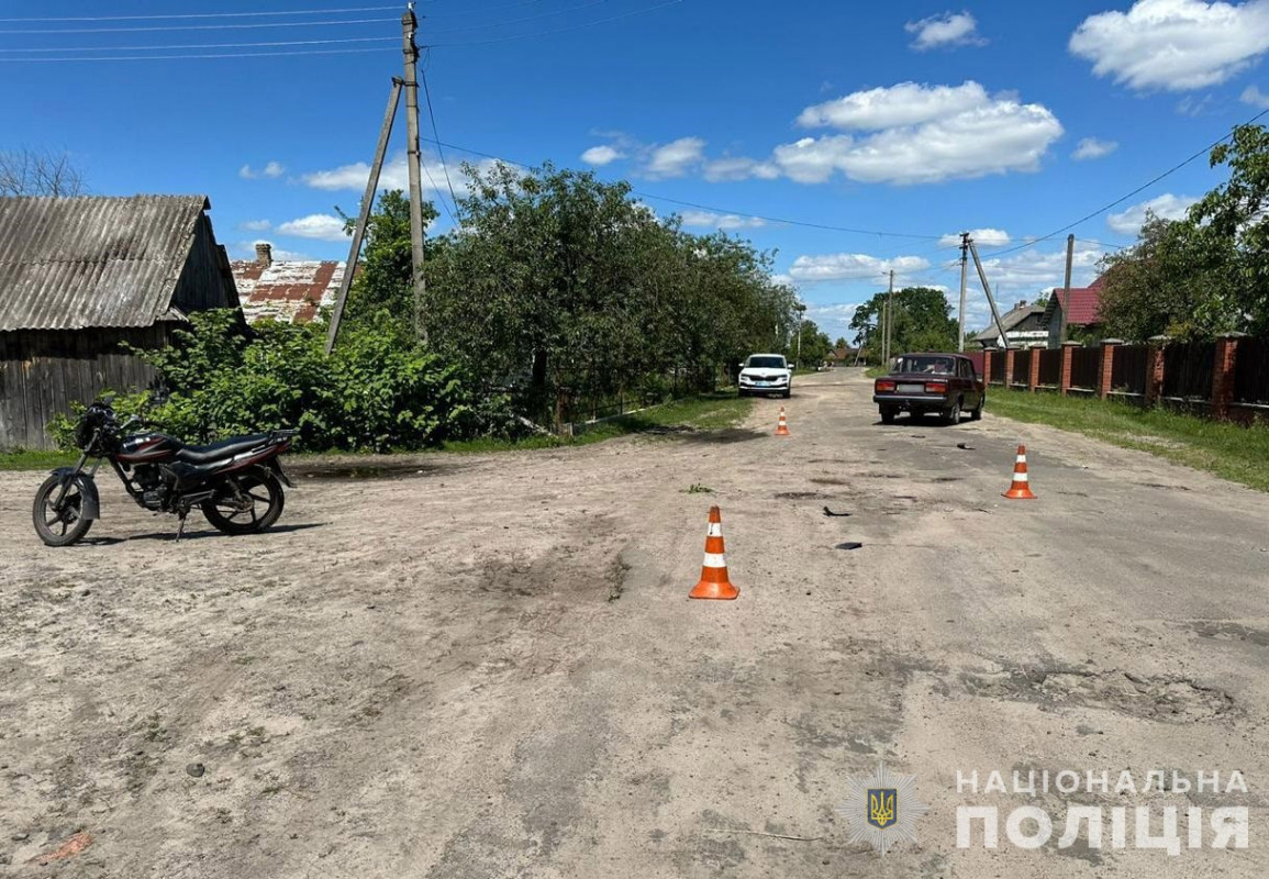 Один - за кермом ВАЗу, інший - на мотоциклі: на Волині зіткнулися водії - підлітки