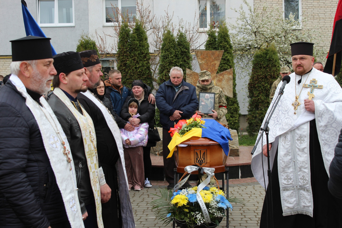 «Тепер тато захищатиме з небес»: волиняни попрощалася з 25-річним Антоном Хвостюком