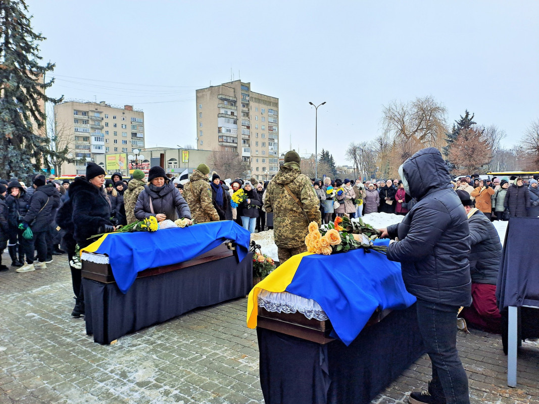 Воювали пліч-о-пліч і понад 2 роки вважалися зниклими безвісти: на Волині поховали двох Героїв - Миколу Сича та Андрія Вдовиченка