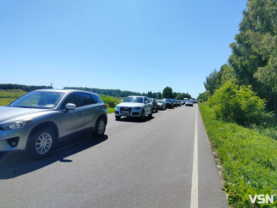 У напрямку Світязя — кілометрові затори: люди обурені