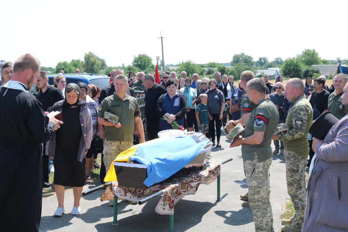Майже 2 роки рідні жили надією на його повернення: у Луцькому районі поховали Героя Миколу Якубовича
