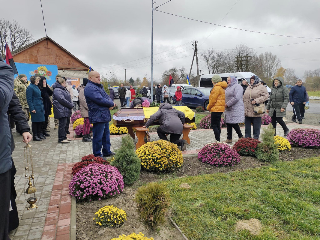 Лише через десять днів побратими змогли забрати його тіло з поля бою: на Волині поховали Героя Михайла Вацика