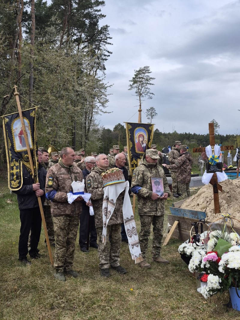 Громада на Волині віддала останню шану загиблому Герою Віктору Гошку