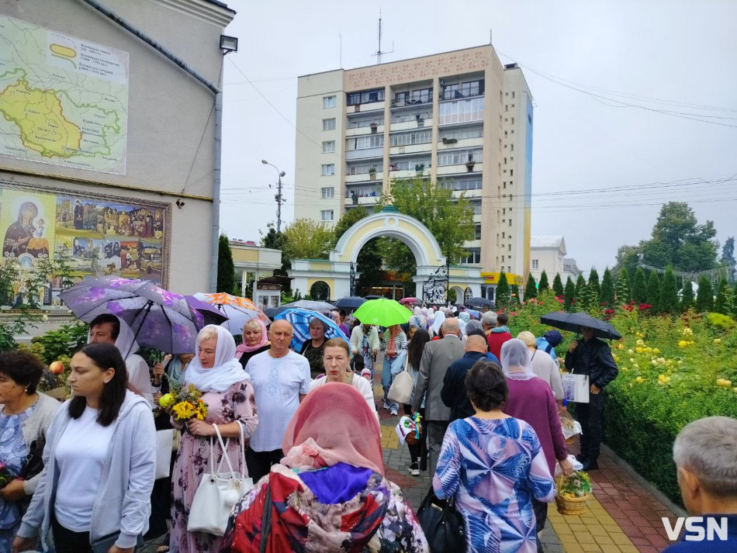 Як у центрі Луцька освячували кошики на Яблучний Спас. ФОТО