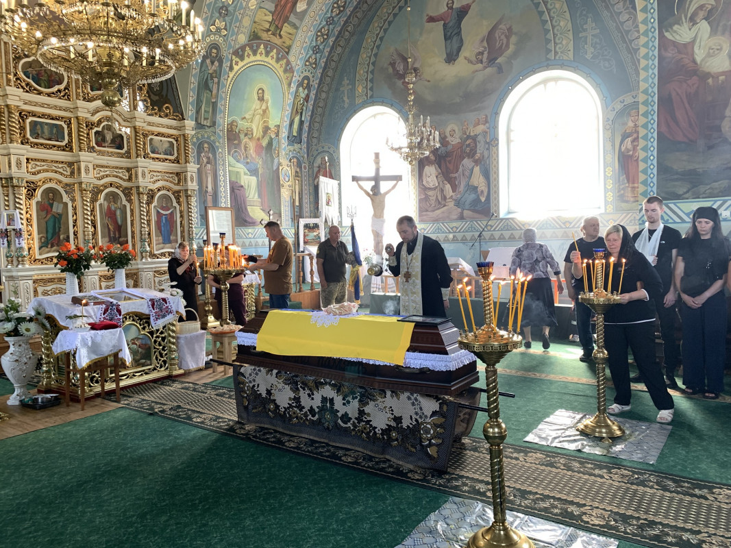 Овдовіла дружина, без батька залишилися донечка: на Волині в останню дорогу провели Героя Миколу Комарова