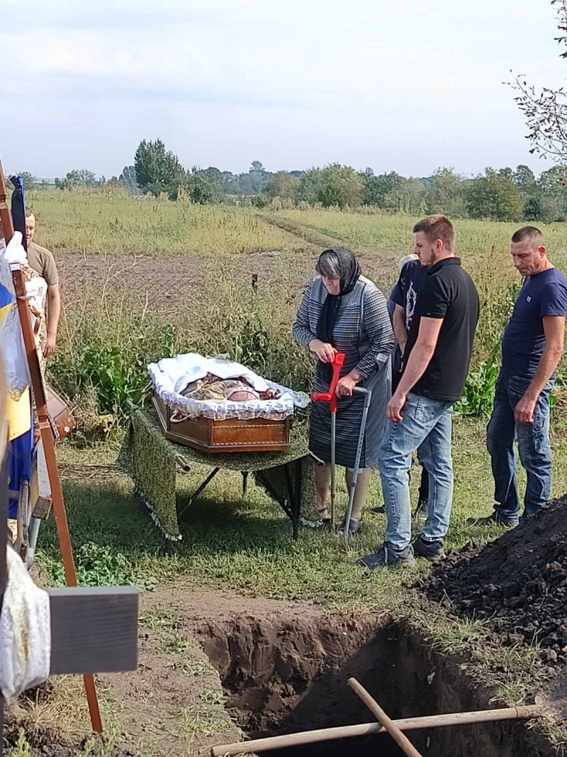 У Луцькому районі всім селищем прощалися із захисником Валентином Ворошилом