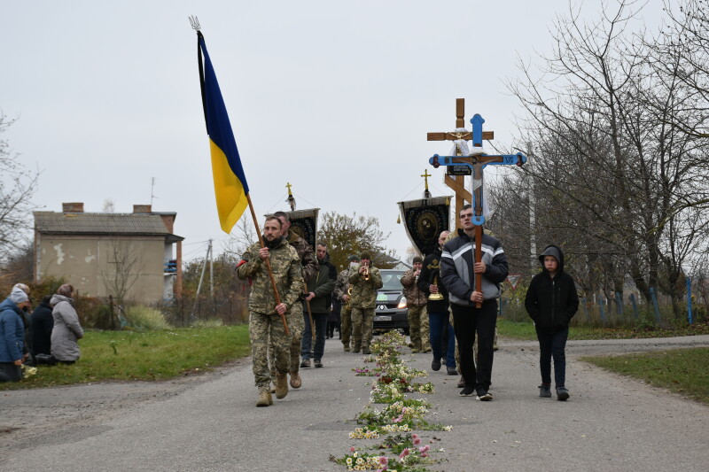 Нещодавно виповнилося 39 років: у Луцькій громаді попрощалися із загиблим військовослужбовцем Олександром Пікусем